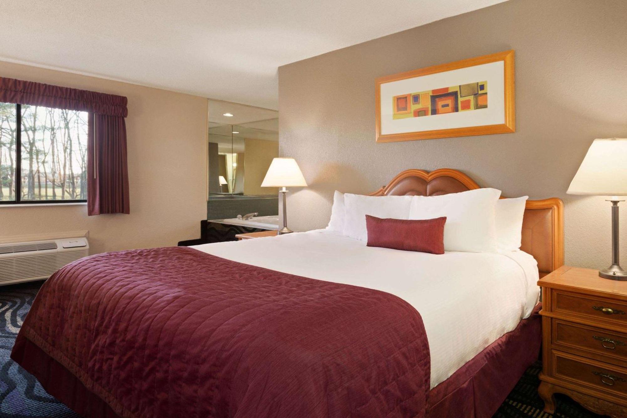 Baymont By Wyndham Hotel Logan